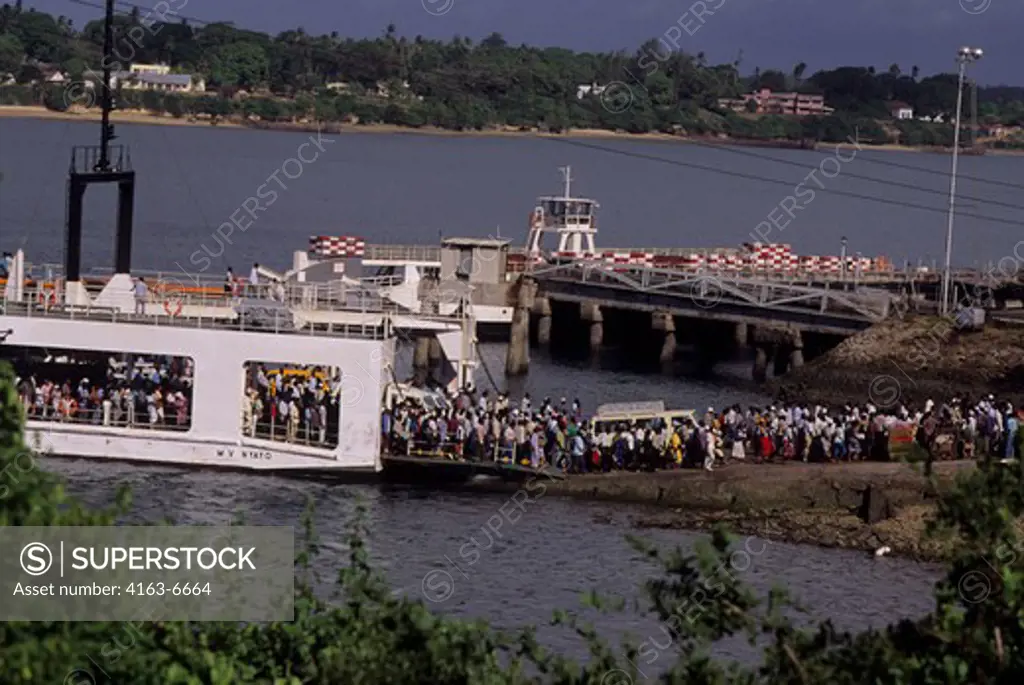 KENYA, MOMBASA, PEOPLE COMING OFF OF LOCAL FERRY BOAT