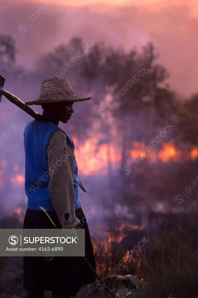 MADAGASCAR, NEAR MANTASOA, FARMERS BURNING LAND, WOMAN