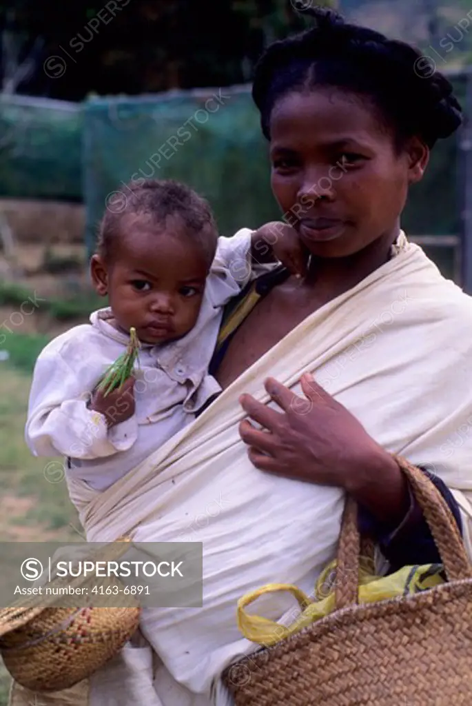 MADAGASCAR, NEAR MORAMANGA, MANDRAKA, MOTHER WITH CHILD