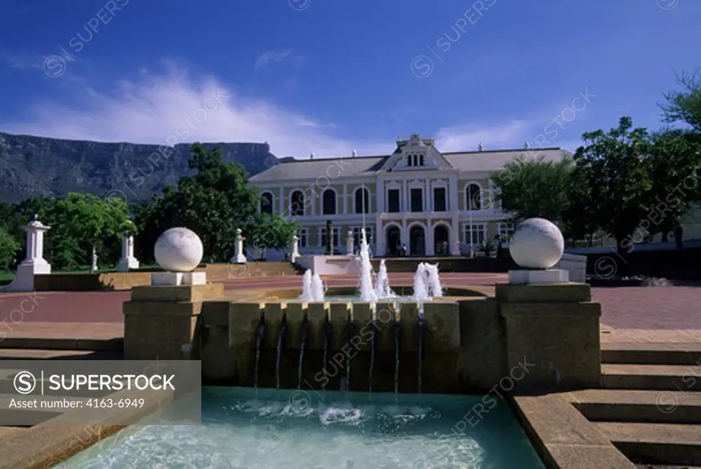 SOUTH AFRICA, CAPE TOWN, SOUTH AFRICAN MUSEUM, FOUNTAIN