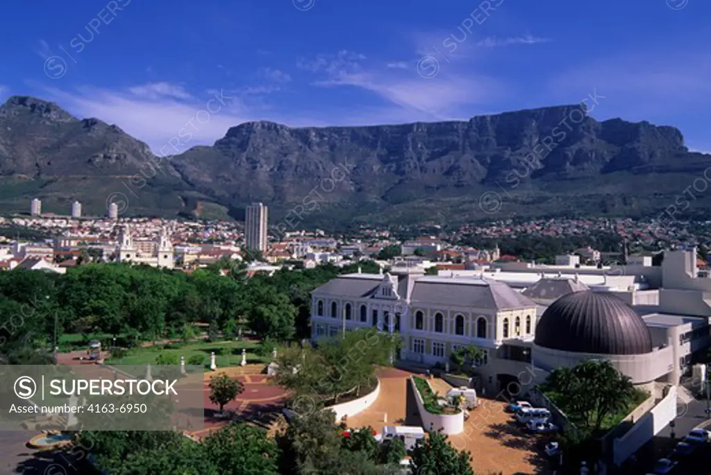 SOUTH AFRICA, CAPE TOWN, VIEW OF SOUTH AFRICAN MUSEUM, TABLE MOUNTAIN IN BACKGROUND