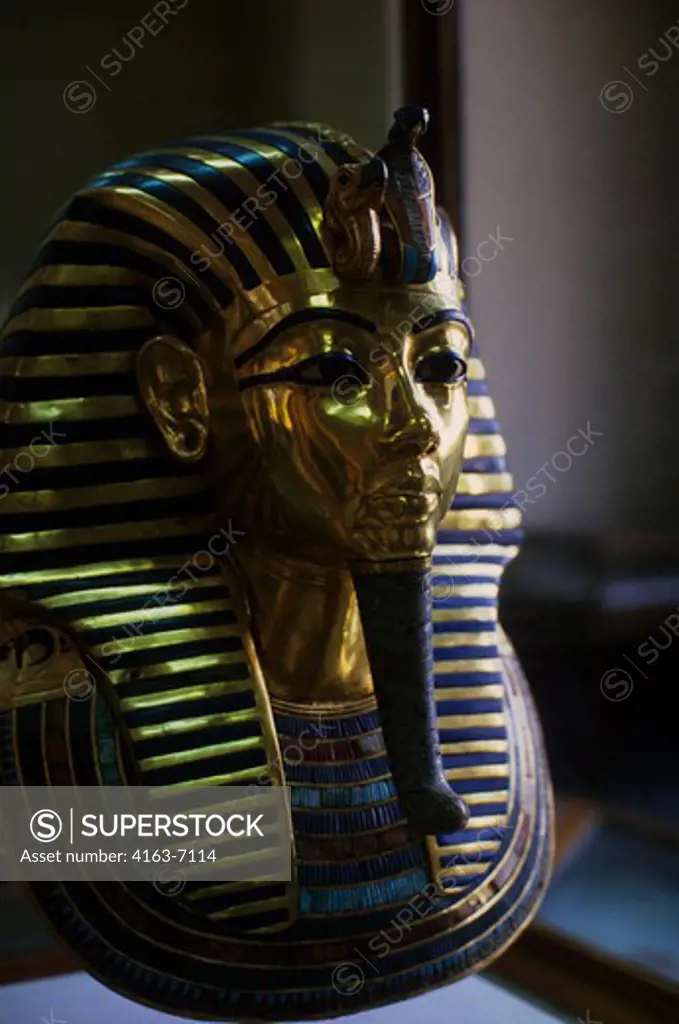 EGYPT, CAIRO, EGYPTIAN MUSEUM OF ANTIQUITIES, TUTANKHAMUN'S GOLD MASK