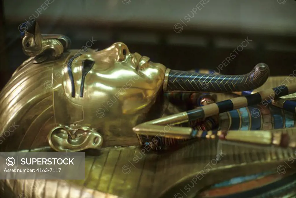 EGYPT, CAIRO, EGYPTIAN MUSEUM OF ANTIQUITIES, TUTANKHAMUN'S GOLD COFFIN