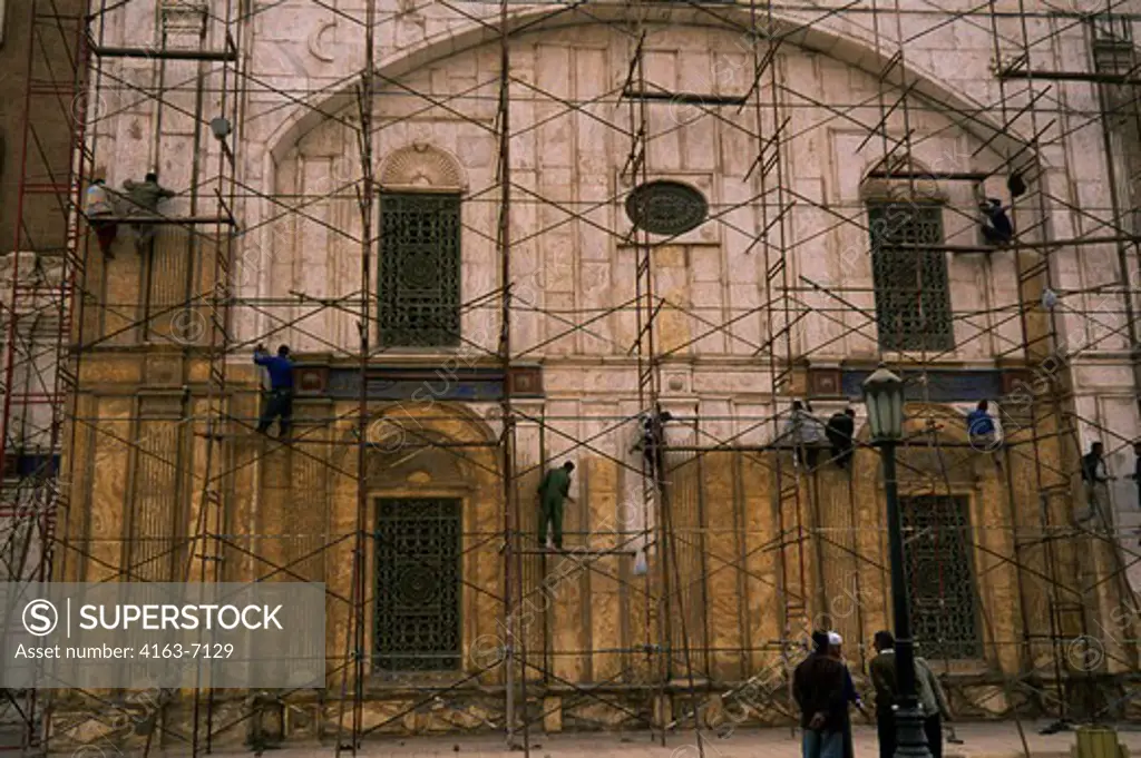 EGYPT, CAIRO, MOHAMMED ALI MOSQUE, SCAFFOLDING, WORKERS CLEANING ALABASTER FACADE