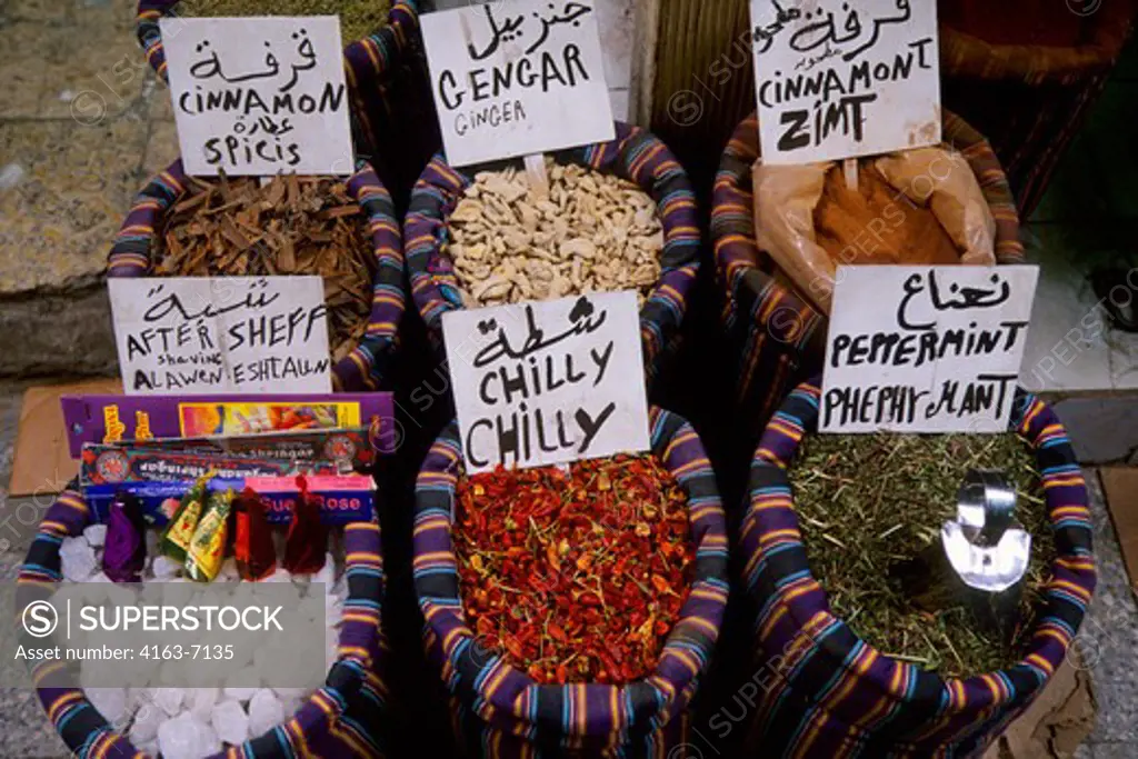EGYPT, OLD CAIRO, BAZAAR SCENE, SPICES, CHILI PEPPERS