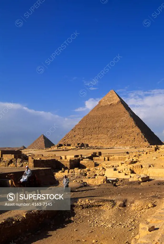 EGYPT, CAIRO, GIZA, VIEW OF CHEPHREN PYRAMID & MYCERINUS PYRAMID