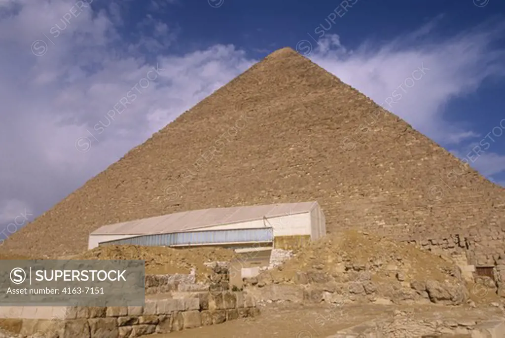 EGYPT, CAIRO, GIZA, VIEW OF CHEOPS PYRAMID WITH SOLAR BOAT MUSEUM