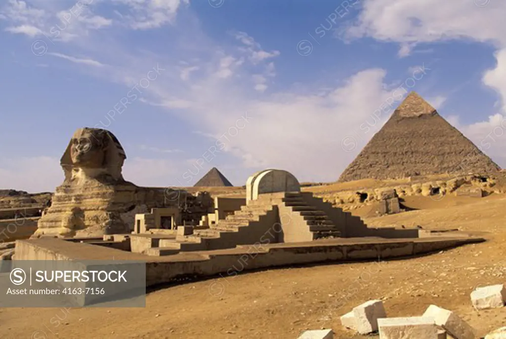 EGYPT, CAIRO, GIZA, FROM LEFT: SPHINX, MYCERINUS, AND CHEFREN PYRAMIDS