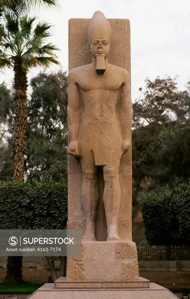 EGYPT, NEAR CAIRO, MEMPHIS, STATUE OF RAMSES II