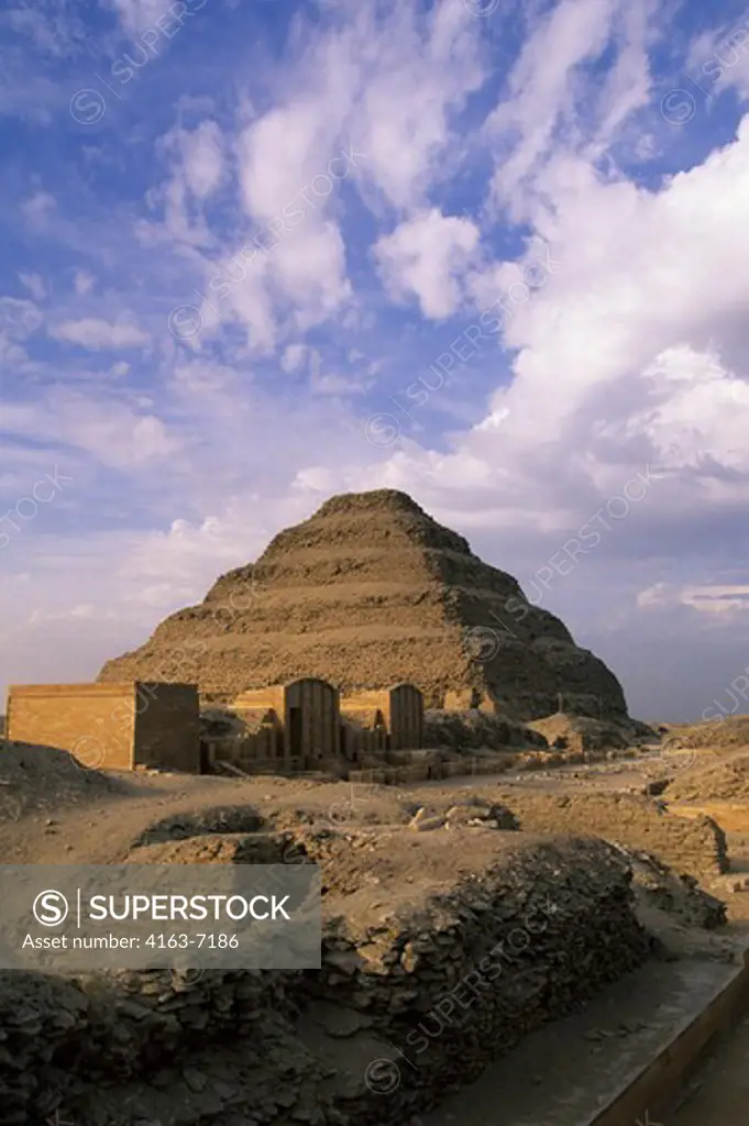 EGYPT, NEAR CAIRO, SAKKARA, STEP PYRAMID, OLDEST STONE STRUCTURE IN THE WORLD, 2686 BC