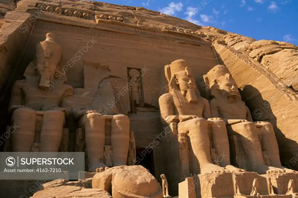 EGYPT, ABU SIMBEL, GREAT TEMPLE OF ABU SIMBEL FOUR STATUES OF RAMSES II