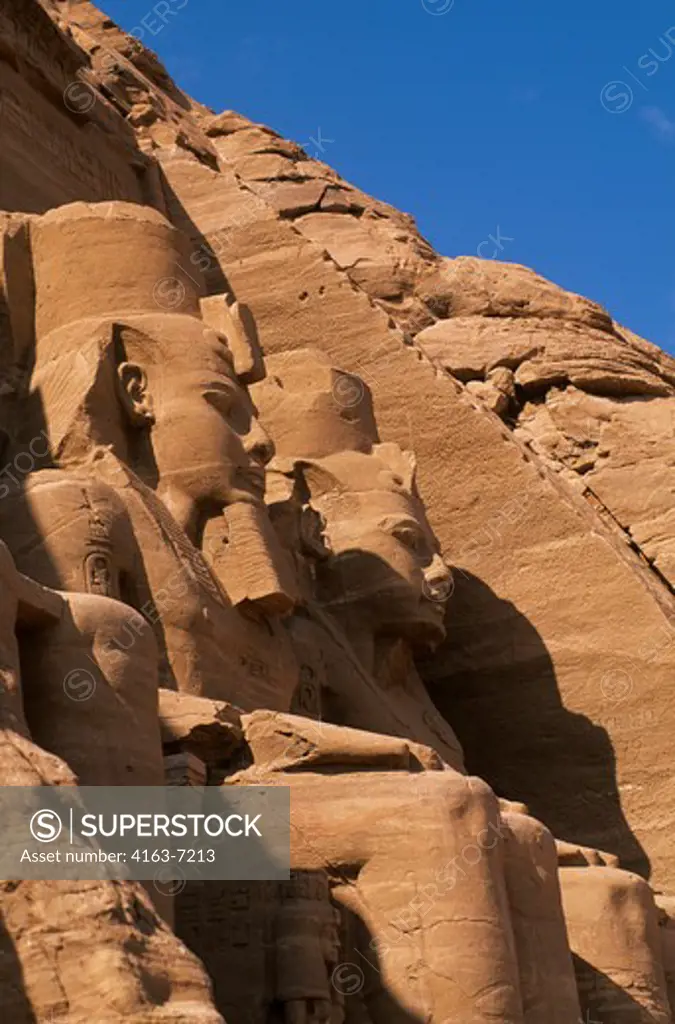 EGYPT, ABU SIMBEL, GREAT TEMPLE OF ABU SIMBEL, SIDE VIEW OF STATUES OF RAMSES II