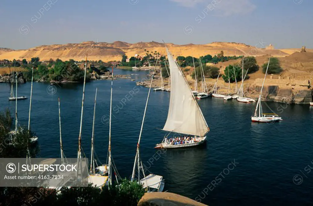 EGYPT, ASWAN, VIEW OF NILE RIVER WITH FELUCCAS