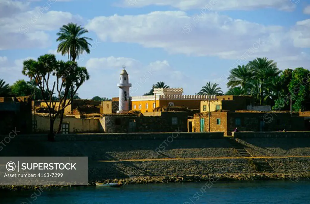 EGYPT, NILE RIVER BETWEEN KOM OMBO AND ESNA, SMALL VILLAGE WITH MOSQUE