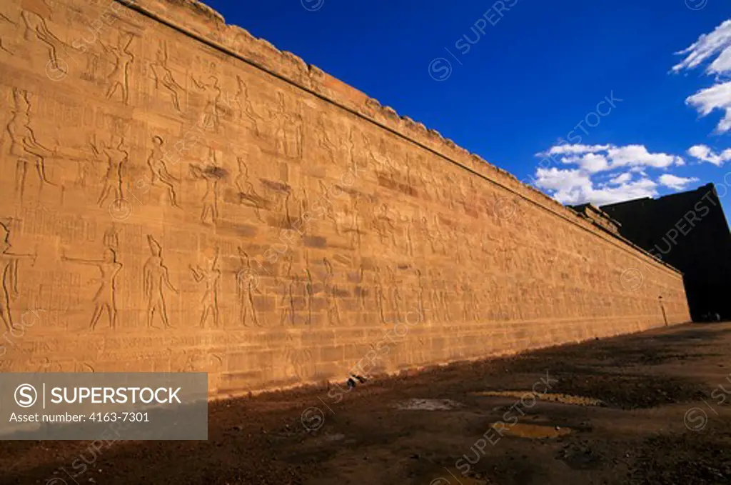 EGYPT, NILE RIVER, EDFU, TEMPLE OF HORUS, TEMPLE WALL WITH RELIEF CARVINGS