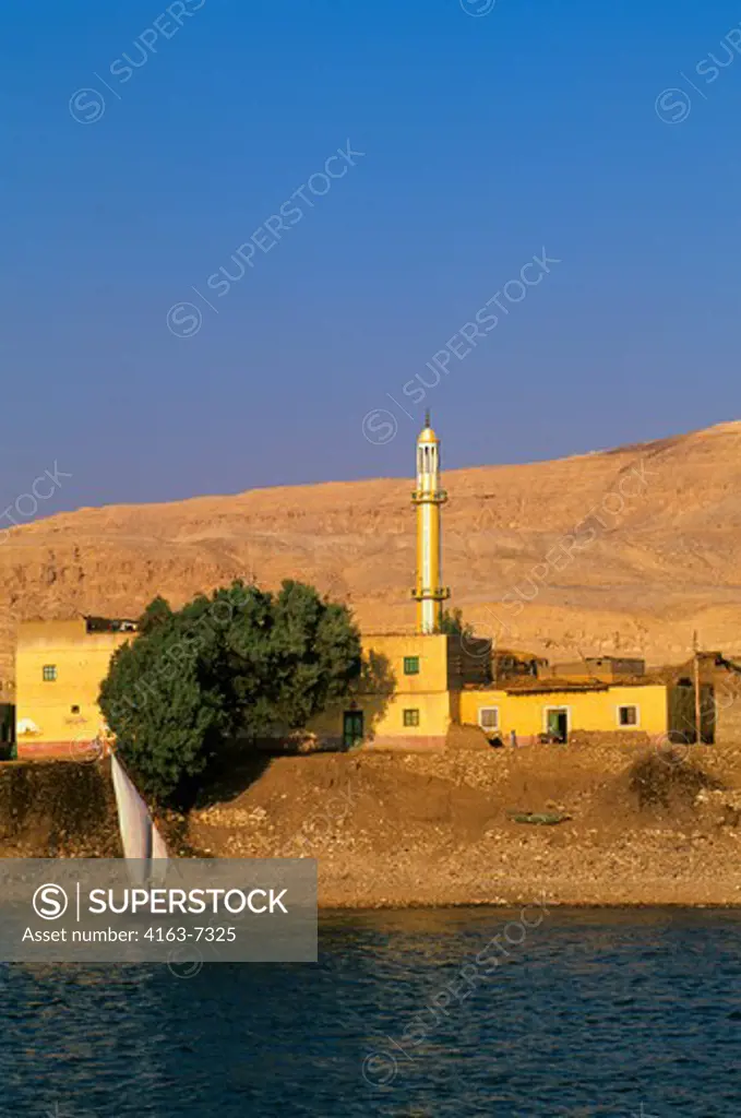 EGYPT, NILE RIVER, BETWEEN ESNA AND LUXOR, VIEW OF SMALL VILLAGE WITH MINARET