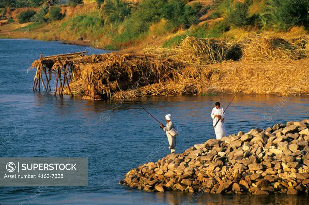 EGYPT, NILE RIVER, BETWEEN ESNA AND LUXOR, LOCAL FISHERMEN