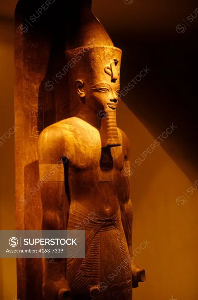 EGYPT, NILE RIVER, LUXOR, MUSEUM, STATUE OF AMENHOTEP III, 1405-1367 BC, XVIII DYNASTY