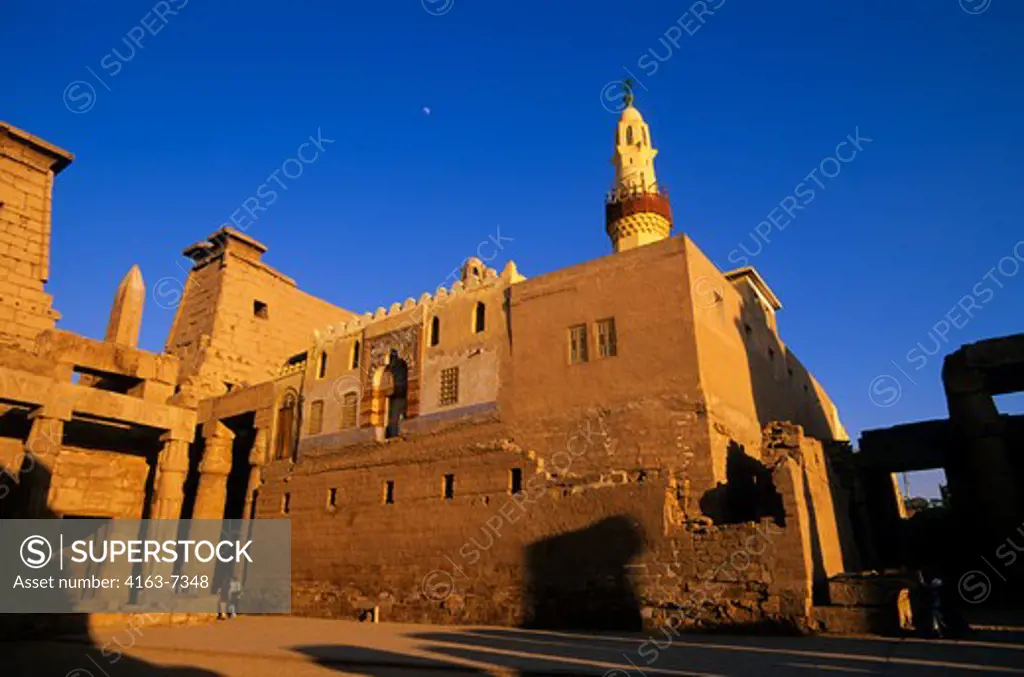 EGYPT, NILE RIVER, LUXOR, TEMPLE OF LUXOR WITH MOSQUE