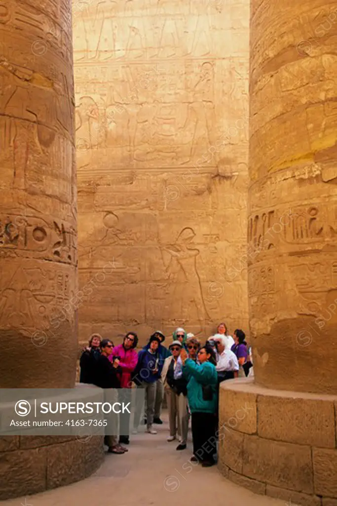 EGYPT, NILE RIVER, LUXOR, TEMPLE OF KARNAK, GREAT HYPOSTYLE HALL, TOURISTS