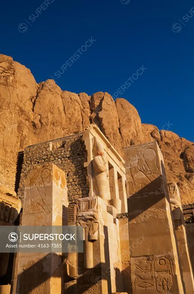 EGYPT, NILE RIVER, NEAR LUXOR, TEMPLE OF HATSHEPSUT, CHAPEL OF HATHOR