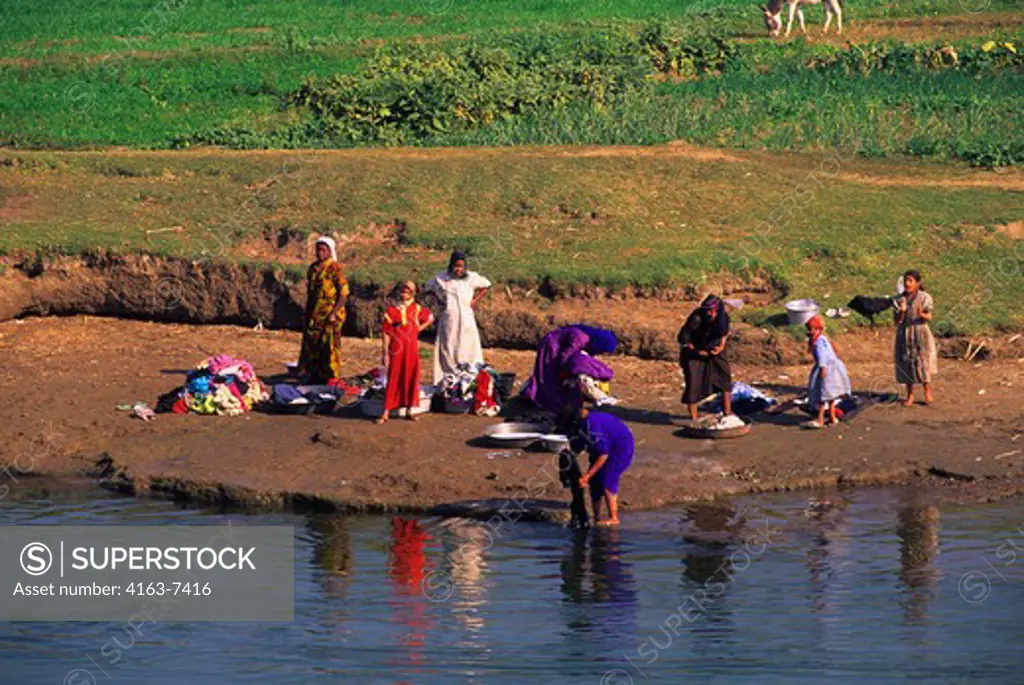 EGYPT, NILE RIVER BETWEEN LUXOR AND DENDERA, PEOPLE DOING LAUNDRY