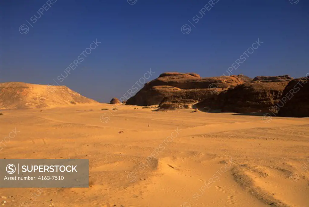 EGYPT, SINAI PENINSULA, NEAR ST. CATHERINE'S MONASTERY, LANDSCAPE