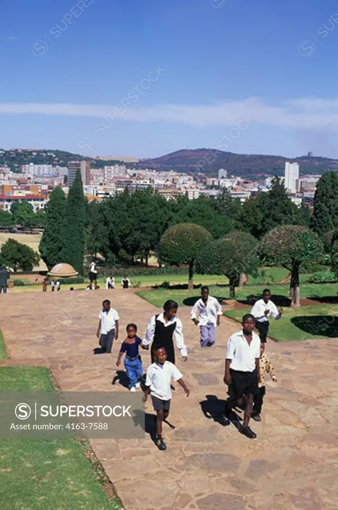 SOUTH AFRICA, PRETORIA, SCHOOL CHILDREN IN PARK