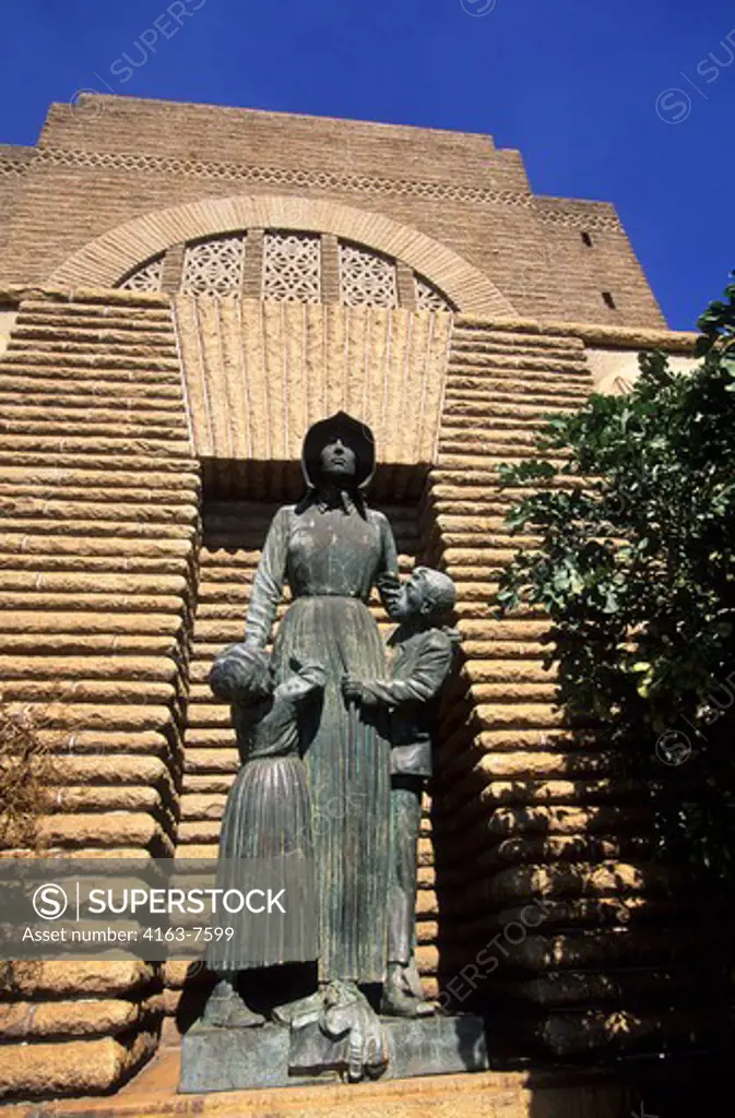 SOUTH AFRICA, PRETORIA, PIONEER MONUMENT, STATUE OF PIONEER WOMAN