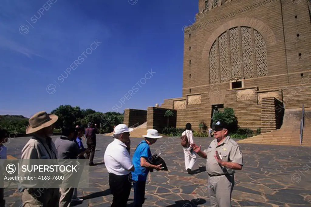 SOUTH AFRICA, PRETORIA, PIONEER MONUMENT, TOURISTS