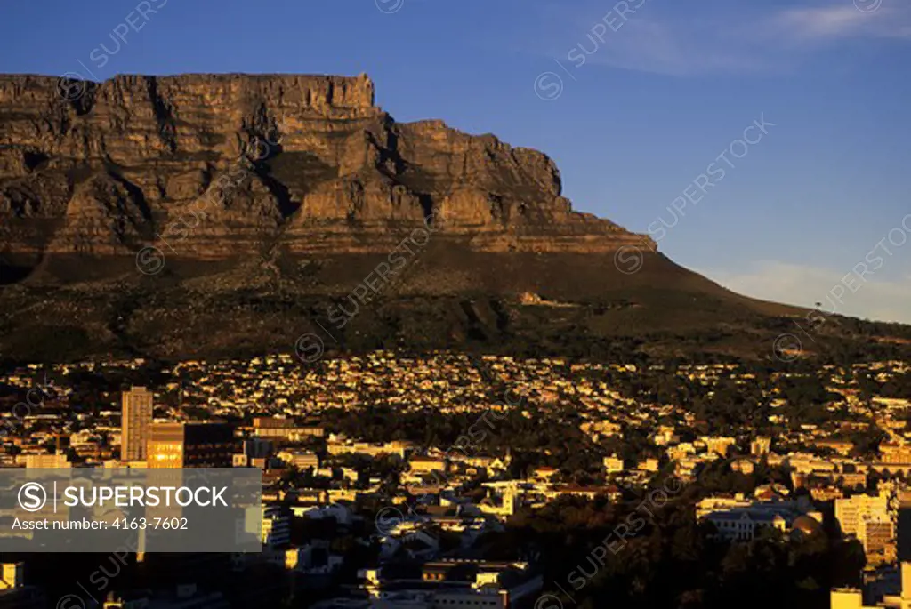 SOUTH AFRICA, CAPE TOWN, VIEW OF TABLE MOUNTAIN