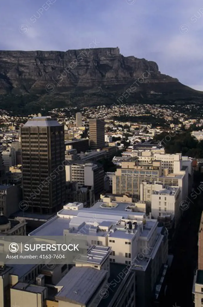 SOUTH AFRICA, CAPE TOWN, VIEW OF TABLE MOUNTAIN