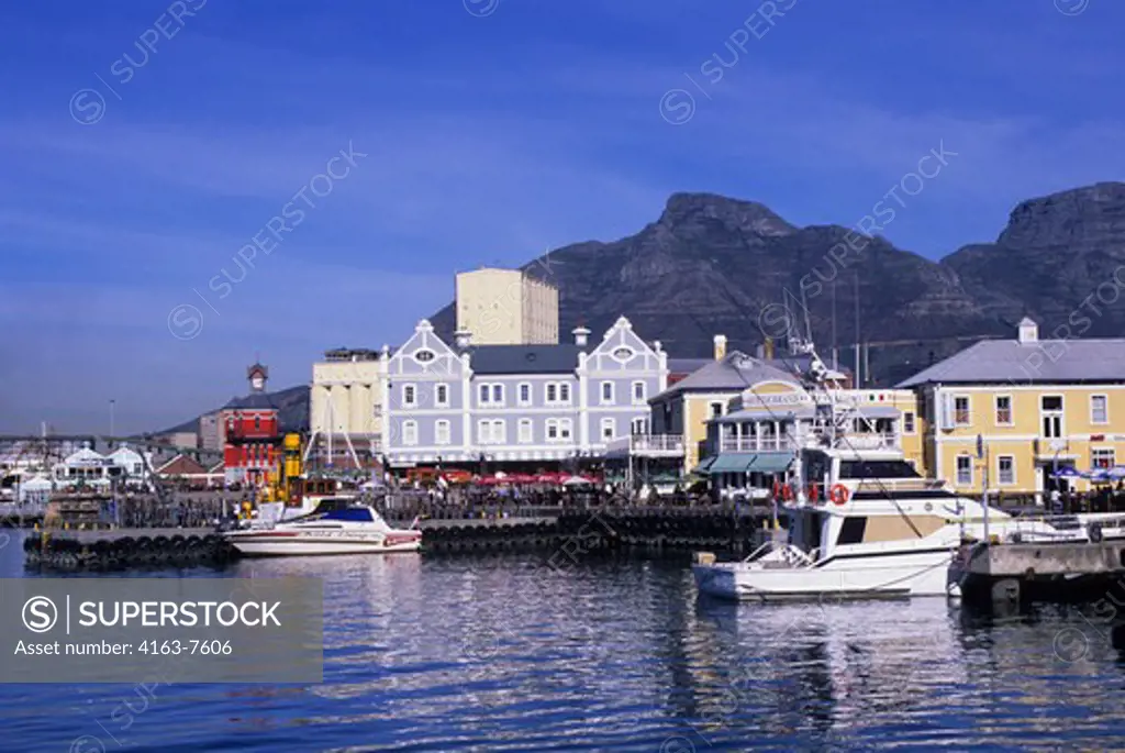 SOUTH AFRICA, CAPE TOWN, WATERFRONT CENTER, TABLE MOUNTAIN IN BACKGROUND
