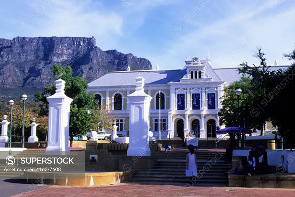 SOUTH AFRICA, CAPE TOWN, SOUTHICAN MUSEUM, TABLE MOUNTAIN IN BACKGROUND