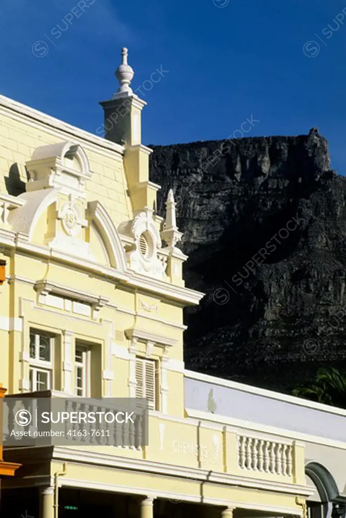 SOUTH AFRICA, CAPE TOWN, DUTCH COLONIAL ARCHITECTURE, TABLE MOUNTAIN IN BACKGROUND