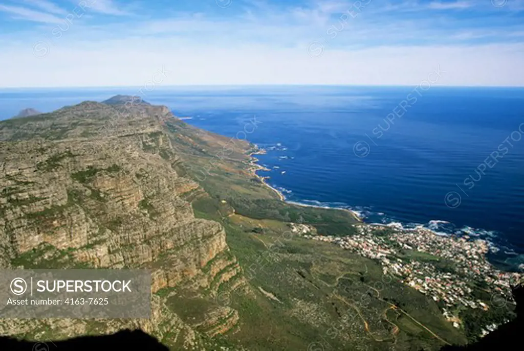 SOUTH AFRICA, CAPE TOWN, TABLE MOUNTAIN, VIEW OF CAMPS BAY