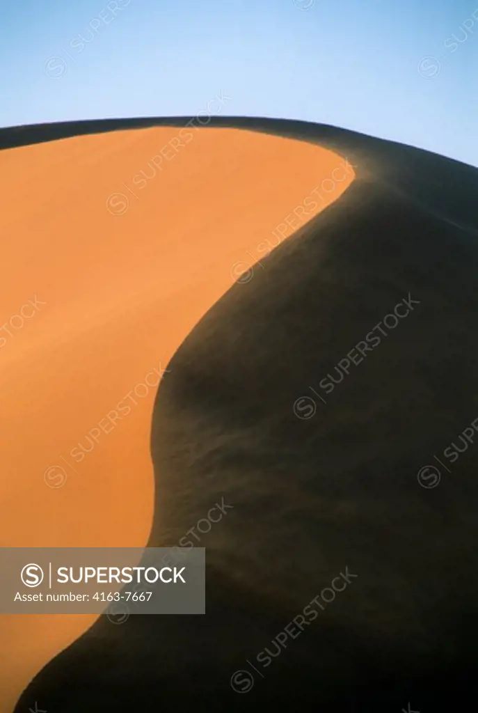 NAMIBIA, NAMIB-NAUKLUFT NATIONAL PARK, SOSSUSVLEI, SAND DUNE WITH WIND BLOWING