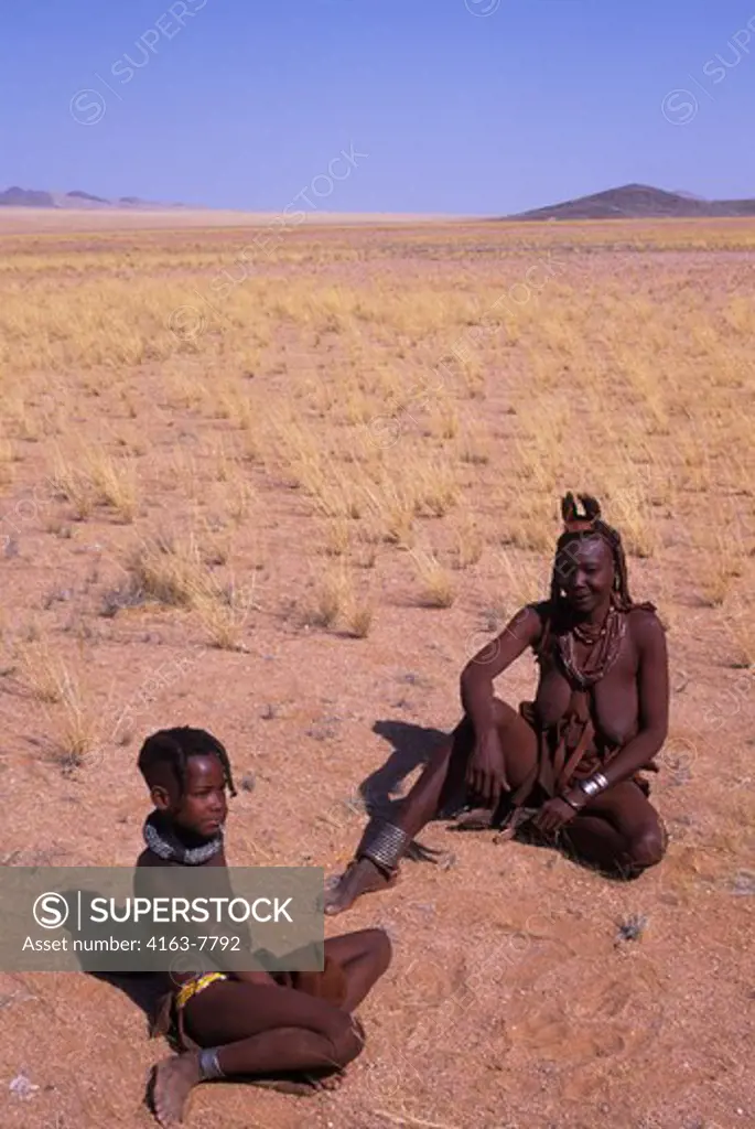 NAMIBIA, SKELETON COAST, KUNENE AREA, HIMBA WOMAN WITH DAUGHTER