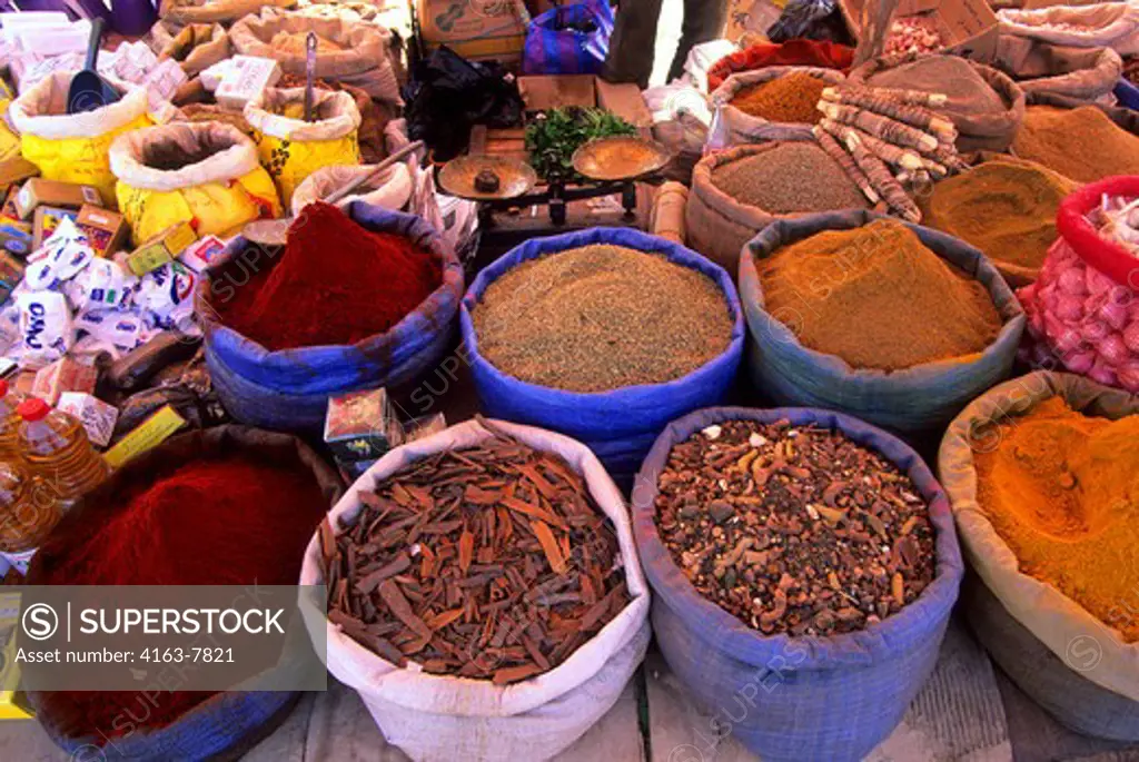 MOROCCO, NEAR MARRAKECH, ATLAS MOUNTAINS, OURIKA VALLEY, MARKET, PEPPERS AND SPICES