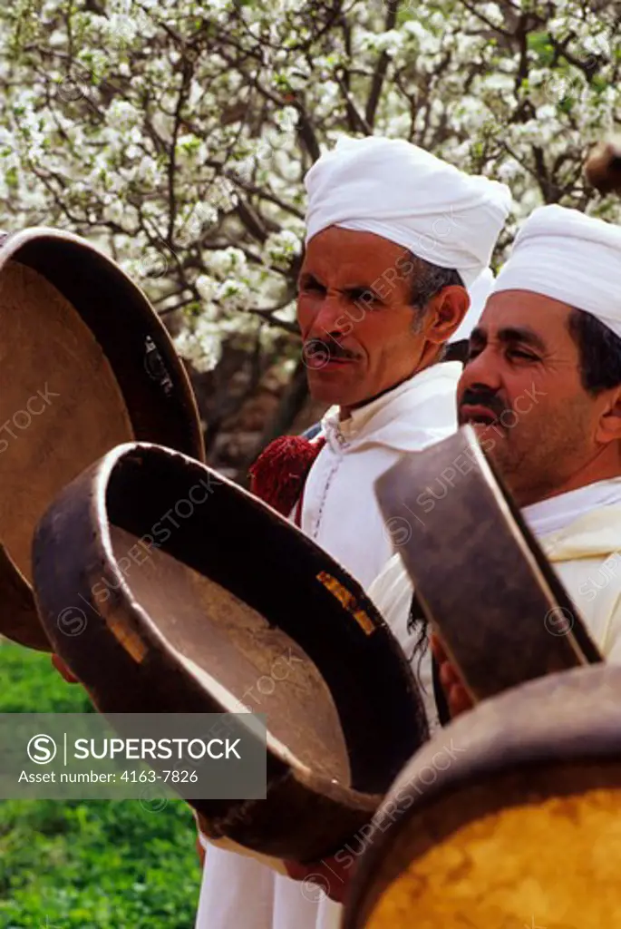 MOROCCO, NEAR MARRAKECH, ATLAS MOUNTAINS, OURIKA VALLEY, TRADITIONAL BERBER MUSIC, DRUMS