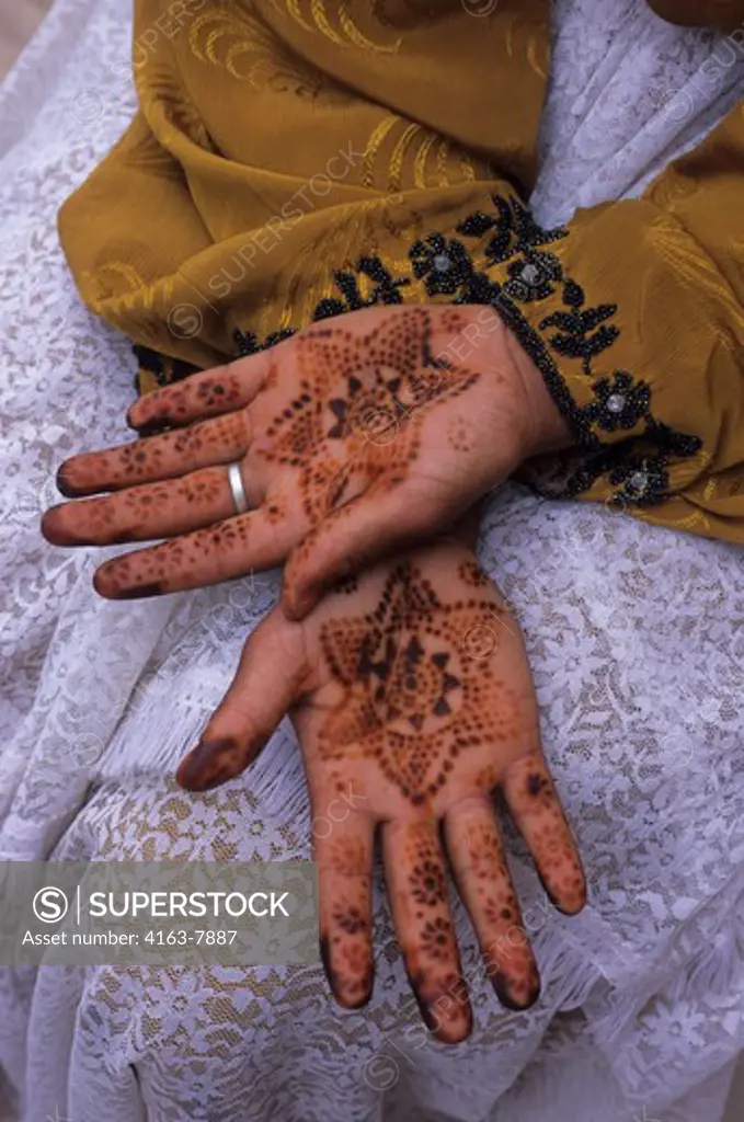 MOROCCO, NEAR MARRAKECH, OURIKA VALLEY, BERBER GIRL, HANDS WITH HENNA, TRADITIONAL BODY ART