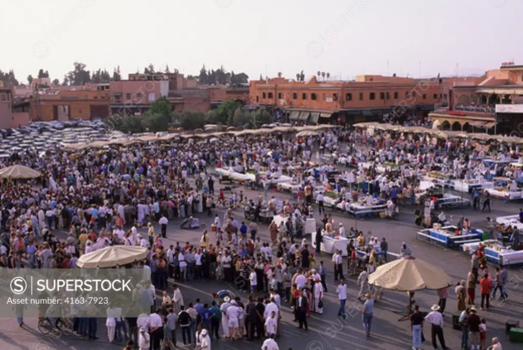 MOROCCO, MARRAKECH, CITY SQUARE, DJEMAA EL-FNA SQUARE, OVERVIEW WITH FOOD STALLS