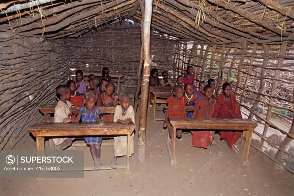 TANZANIA, NEAR NGORONGORO CRATER, MASAI VILLAGE, SCHOOLHOUSE, CHILDREN