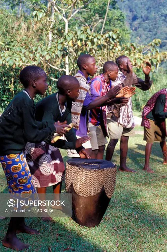 UGANDA, BWINDI, GORILLA FOREST CAMP, DANCE PERFORMANCE BY ORPHAN CHILDREN, DRUM