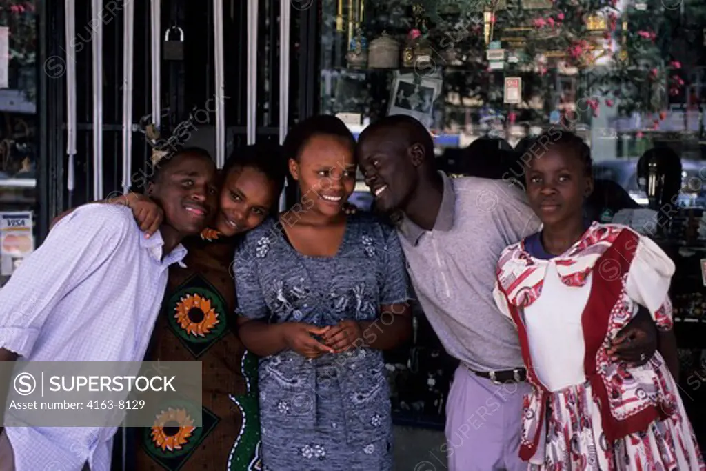 KENYA, NAIROBI, STREET SCENE WITH TEENAGERS