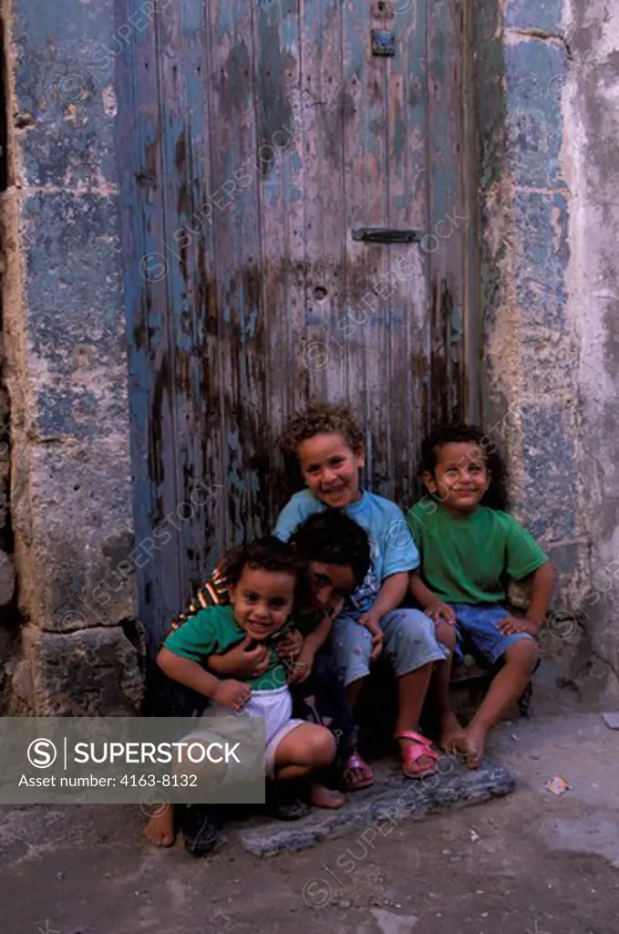 LIBYA, TRIPOLI, MEDINA, STREET SCENE, CHILDREN