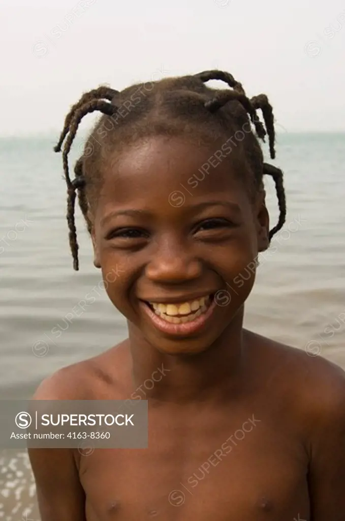 MALI, SEGOU, NIGER RIVER BANK,  PORTRAIT OF LOCAL GIRL