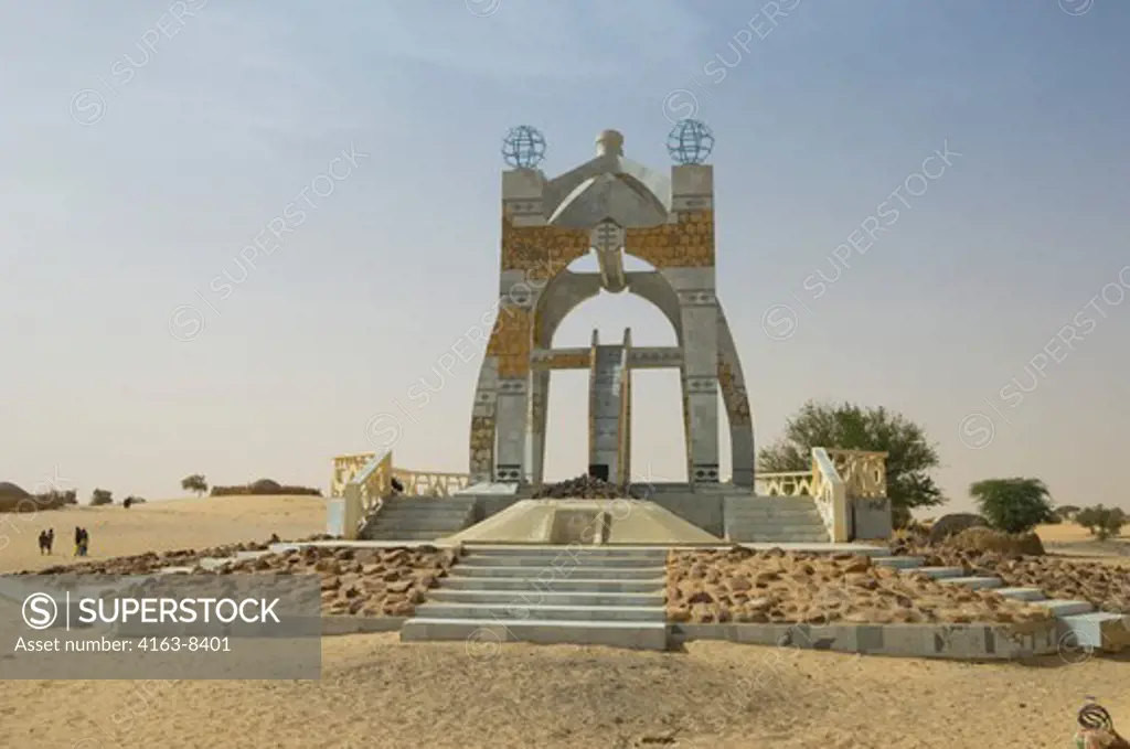 MALI, TIMBUKTU, CITY ON THE EDGE OF THE SAHARA DESERT, PEACE FLAME MONUMENT, COM MEMORATEING THE END OF FIGHTING BETWEEN TUAREGS AND GOVERMENT