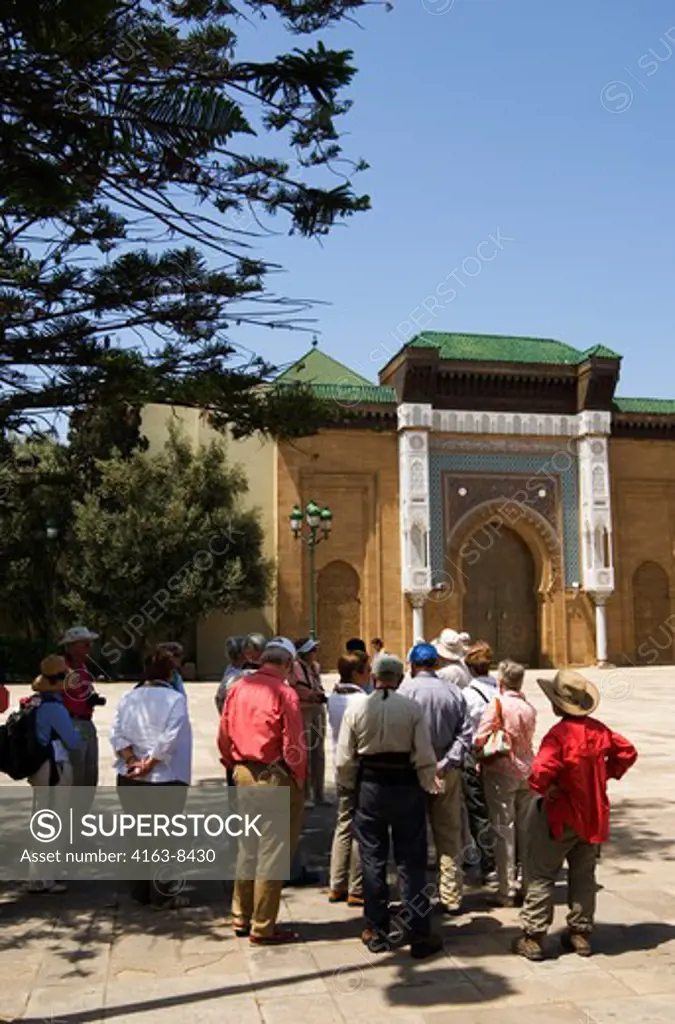 MOROCCO, CASABLANCA, PALACE OF THE KING, TOURISTS IN FRONT OF GATE