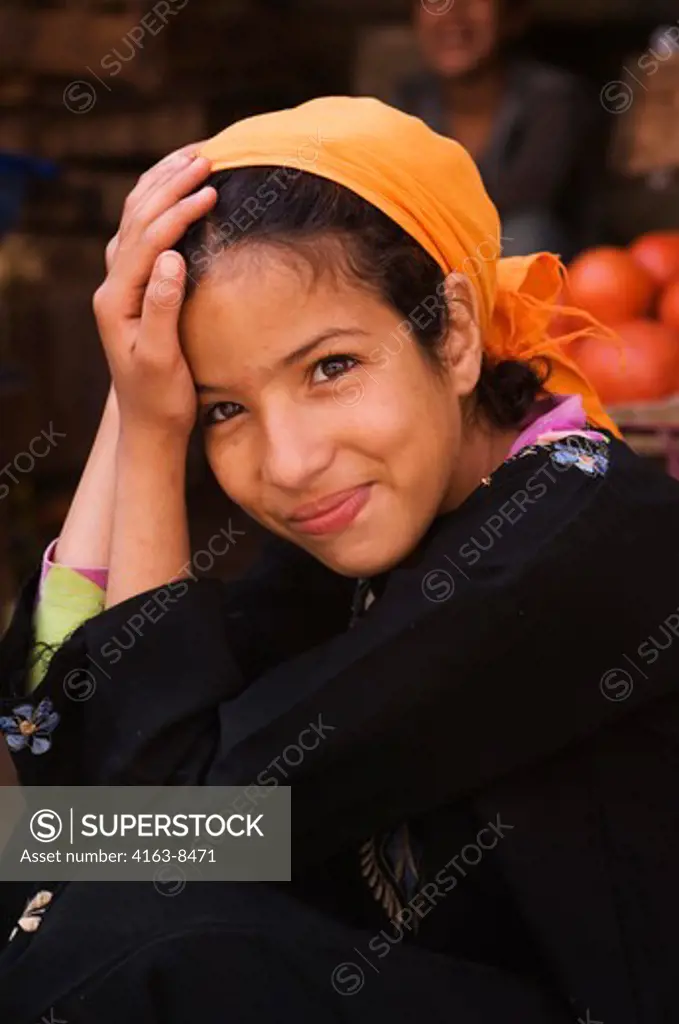 MOROCCO, TOWN OF TAROUDANT, MEDINA (OLD TOWN), PORTRAIT OF MUSLIM TEENAGE GIRL